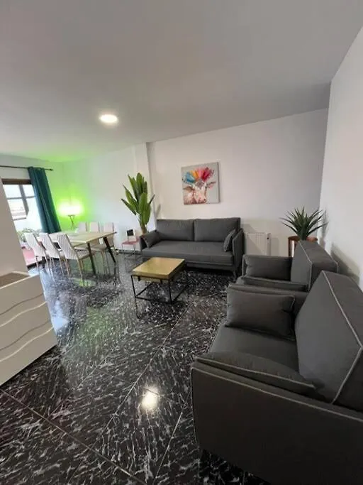3 Dormitorios. Terraza. Bus Stop لوس رياليخوس 0*,  إسبانيا
