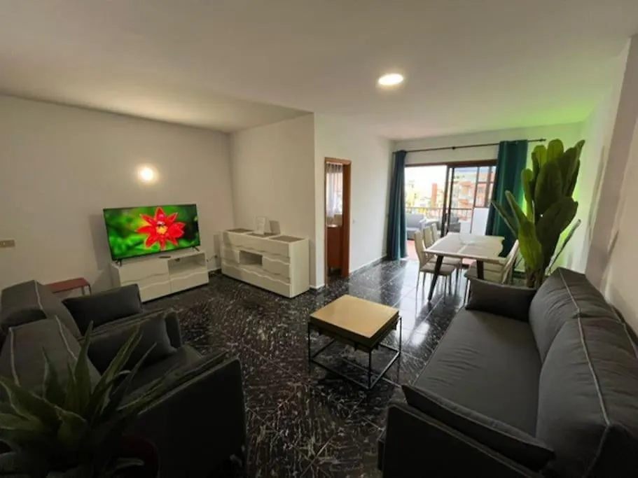 3 Dormitorios. Terraza. Bus Stop لوس رياليخوس شقة